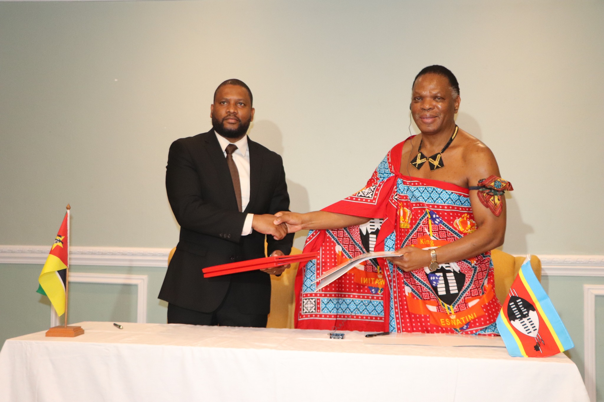 HRH Prince Lonkhokhela, Honourable Minister of Ministry of Natural Resources and Energy Eswatini and His Excellency Fernando Rafael, Minister of Public Works, Housing, and Water Resources of Mozambique, signed a Declaration of Intent for a Memorandum of Understanding. This agreement solidifies their commitment to tackle water scarcity issues through the Transboundary Water Supply Project for Lomahasha–Namaacha (LoNa).