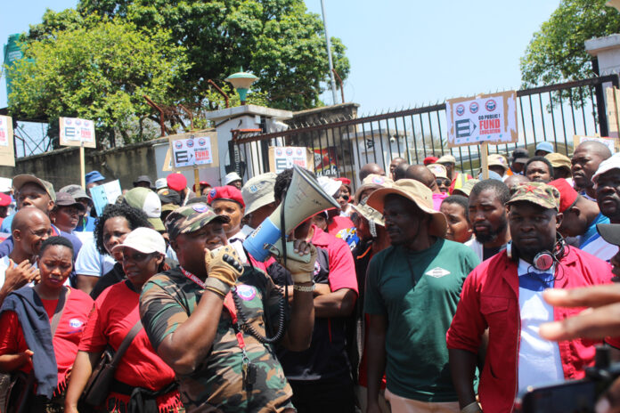 Government has raised E1.29 billion for the long-awaited salary review after strong pushback from civil servants. SNAT says workers demand full implementation