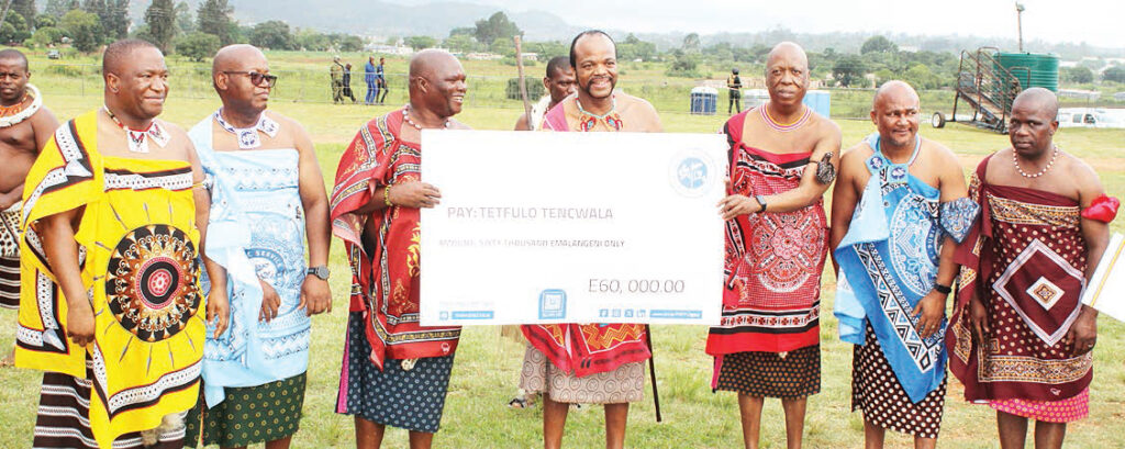 The PSPF team led by Minister Maseko presenting a E60 000 cheque to His Majesty.