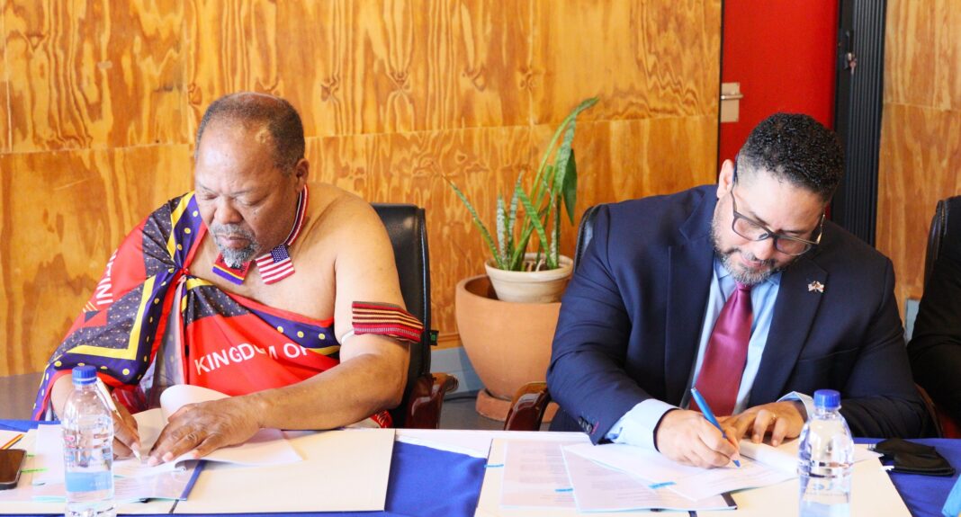 Minister of Economic Planning and Development Dr Tambo Gina and U.S Embassyv Chargé d'affaires Marc Weinstock signing the MoU