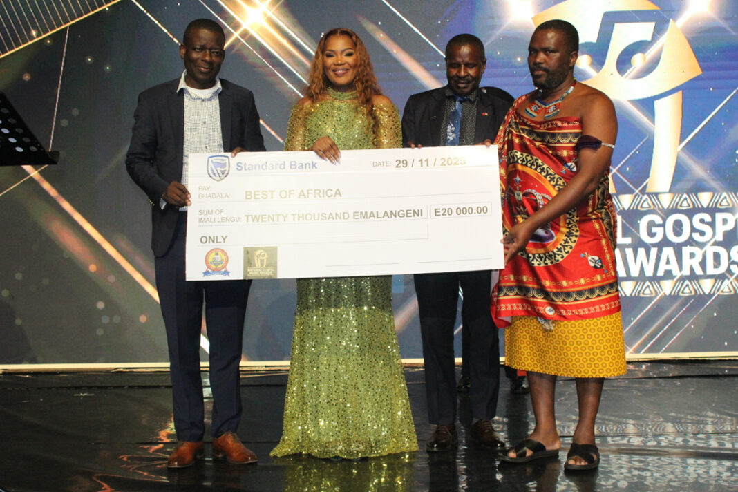 Bbbbbbbb PM’s representative Minister of Tinkhundla Sikhumbuzo Dlamini hands over the E20 000 replica cheque to Nothando Hlophe who was flanked by Minister Bongani Nzima and Kumethula MP Jabulani Simelane.