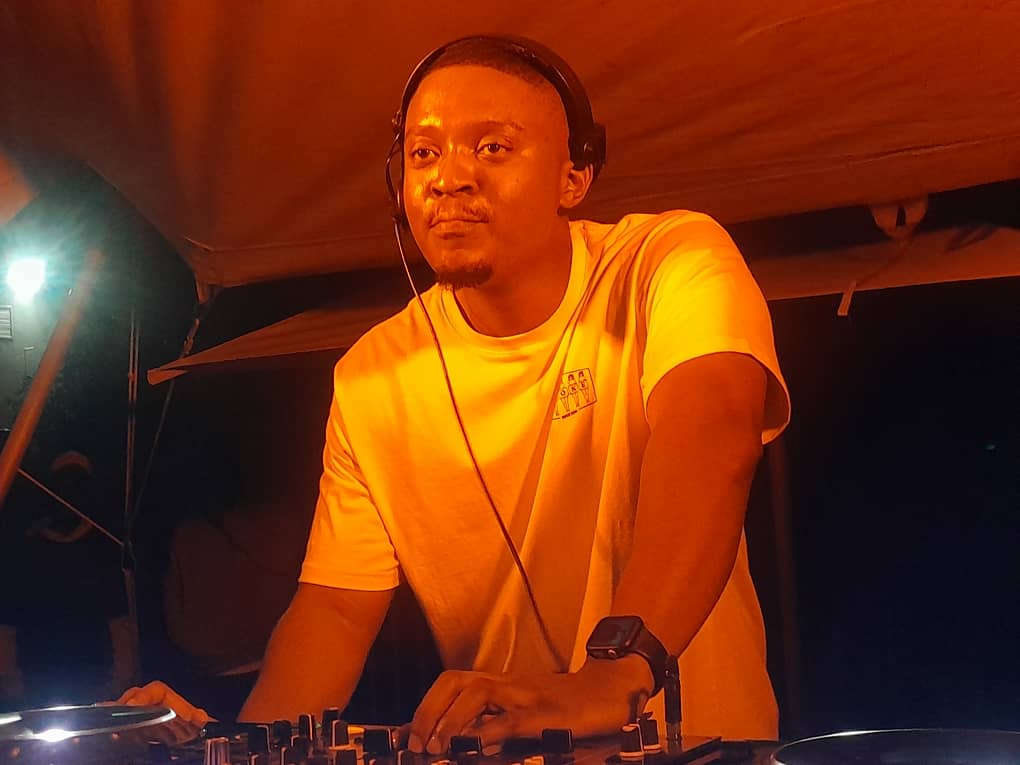 !Sooks ignited the dance floor with a mix of some of his own music . !Sooks ignited the dance floor with his own music.