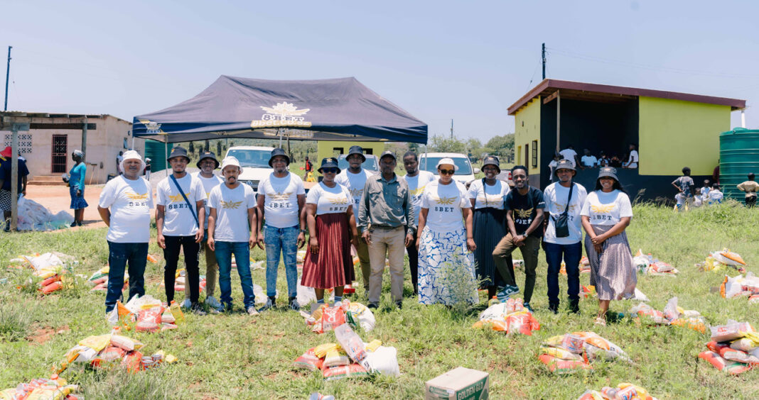 The 8bet team posing before distribution of the food parcels.