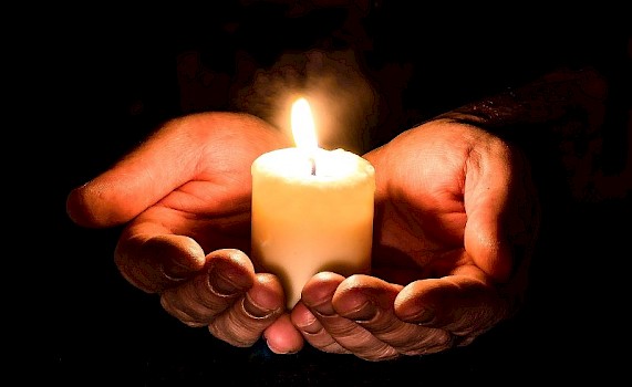 handsholidingcandle