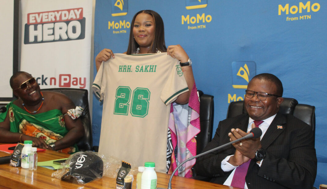 consumer3 Princess Sakhizwe shows a personalised T-shirt presented to her by young entreprenuer Thabo ‘Touch of Soul’ Mnisi.