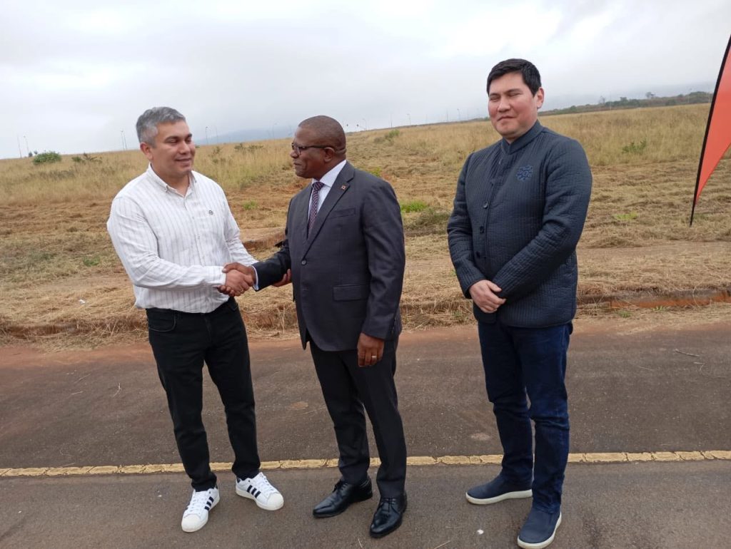 Minister of Commerce, Industry and Trade Manqoba Khumalo shakes hands with Eswatini Quantum Works Project Manager Chary Myradov while Iskender Bektemir looks on during the commissioning of the E600 million project at Nokwane.
