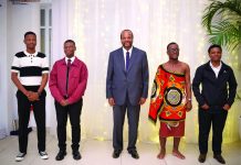 King praises SA’s warm welcome to Emaswati His Majesty King Mswati III with Emaswati students based in Cape Town.