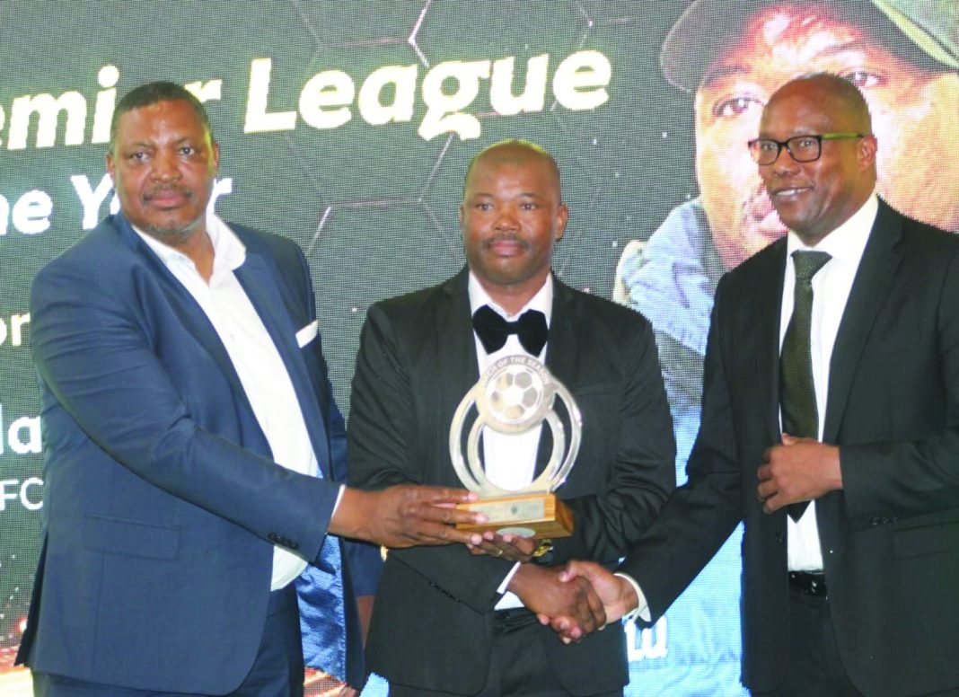Qhoqi Nsingizini Hotspurs head coach Mandla Qhogi receiving his award from EFA’s Dr Comfort Shongwe and MTN Eswatini Head of Corporate Services Sibusiso Nhleko on Thursday evening.