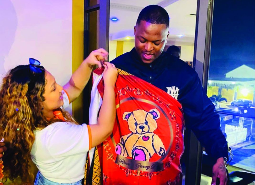 Oscar Carrot Tickets Public Relations Manager Natalie Smith presented Oscar Mbo with personalised umhelwane and ligcebesha.